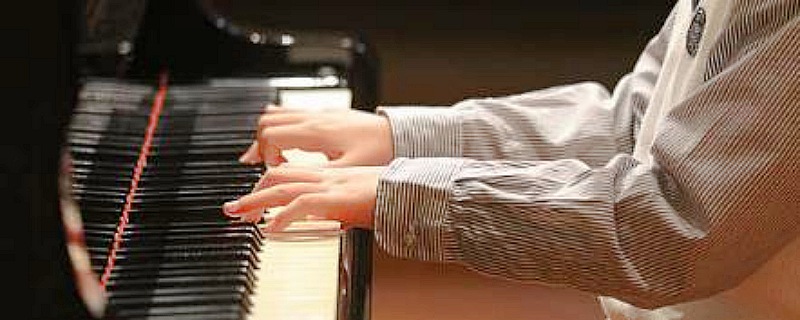 ピアノを弾く様子