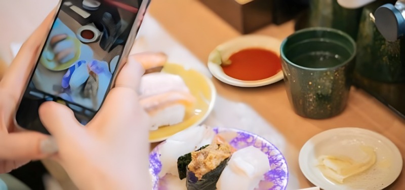 グルメ情報を配信する様子