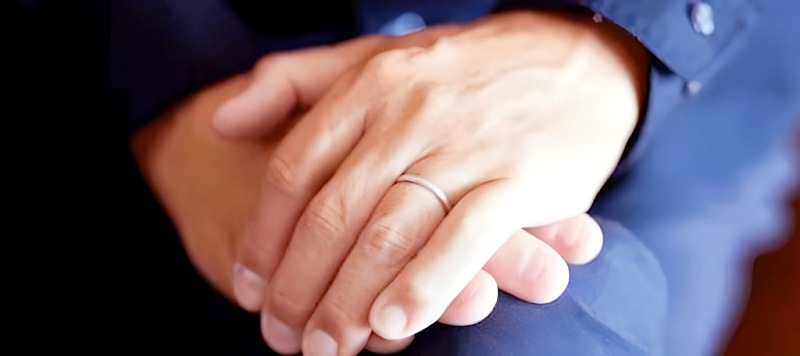 指輪をはめた様子