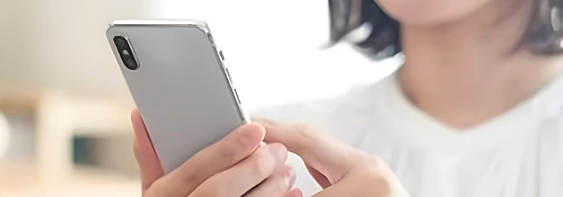 スマホを操作する様子